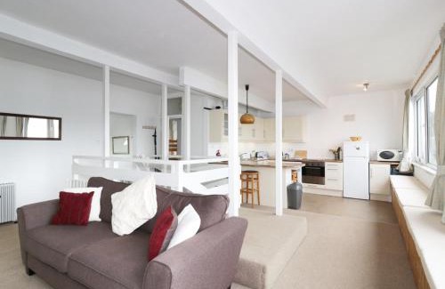 Tighnabruaich Apartment | Pet-Friendly Retreat at Top Flat with Great Guest Ratings