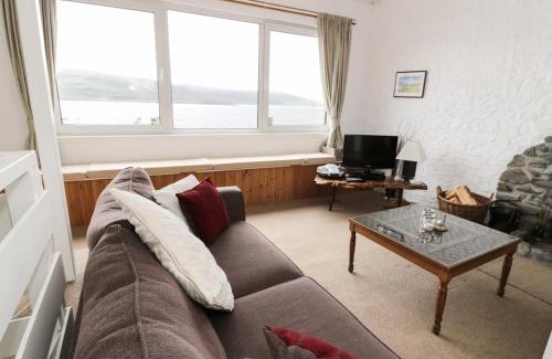 Tighnabruaich Apartment | Pet-Friendly Retreat at Top Flat with Great Guest Ratings