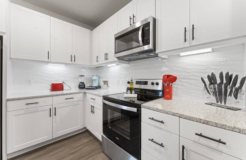 Windsor Park Apartment | Comfortable 2BR King Suite Near Downtown & University