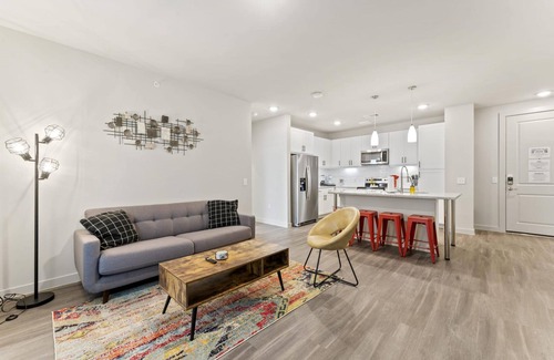 Windsor Park Apartment | Comfortable 2BR King Suite Near Downtown & University
