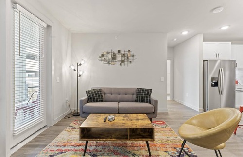 Windsor Park Apartment | Comfortable 2BR King Suite Near Downtown & University