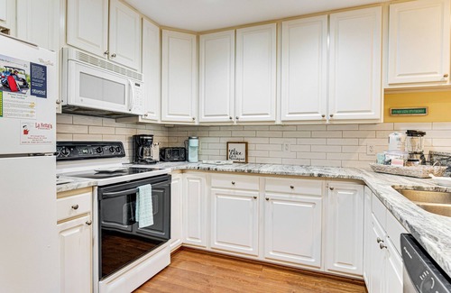 Edisto Island House | Cozy Condo with Balcony, Pool & Beach Access Awaits You