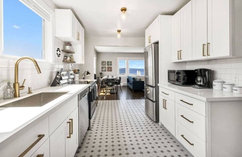 North Admiral Apartment | Oceanfront Apartment with Breathtaking Views to Enjoy