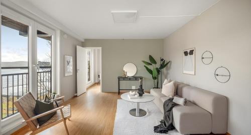 Sandviken Apartment | Top-Floor Apartment with Balcony and Sea View
