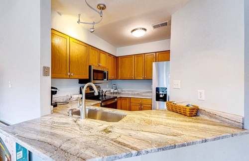 Manteo Condo | Top-Floor Condo with Balcony & Spa, Rated 10/10 for Guests