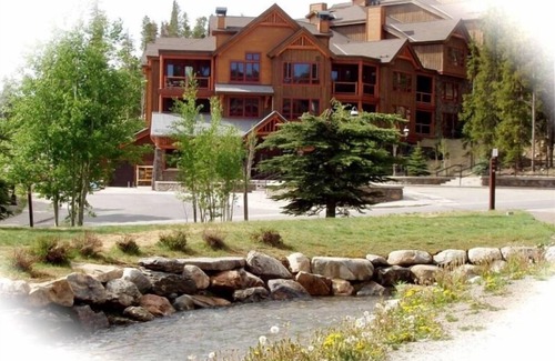 Four O'Clock Condo | Top Floor Corner Retreat - Ski In/Out & Pool Access
