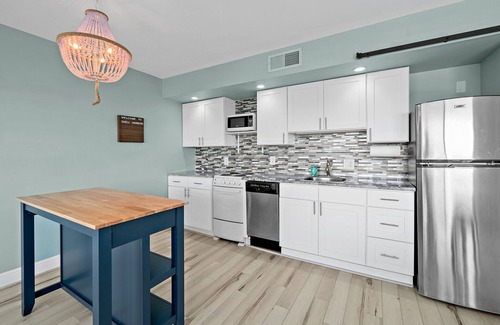 Melbourne Condo | Premier Downtown Condo with Waterfront View & Pool Access