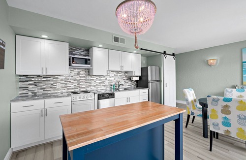 Melbourne Condo | Premier Downtown Condo with Waterfront View & Pool Access