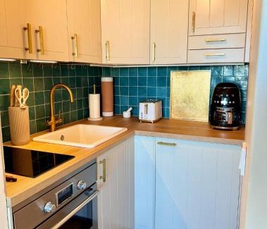 Kallio Apartment | Top Floor Getaway in Central Helsinki - Church & Sea View