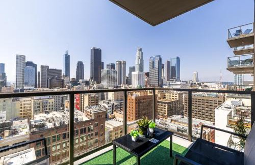 Downtown Los Angeles Apartment | Sky High DTLA Penthouse: 3 Beds, Pool & Ocean Views