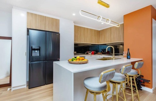 Burleigh Heads Apartment | Renovated Burleigh Koala Park Apt with Ocean View & Pool
