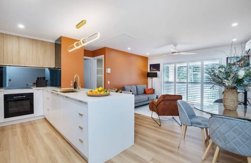 Burleigh Heads Apartment | Renovated Burleigh Koala Park Apt with Ocean View & Pool