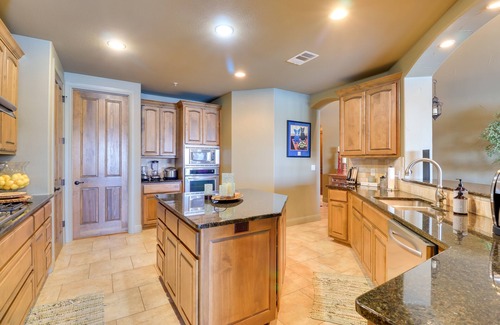 Lakeway Condo | Lake-View Condo with Boat Dock Access & Top Amenities