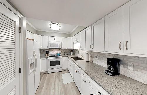 Ocean Isle Beach Apartment | Serene Top Floor Oasis with Ocean View and Private Beach