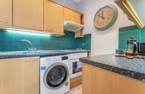 Dalry Apartment | Top Floor Spacious King Size Apartment | City Views | Excellent Transport Links