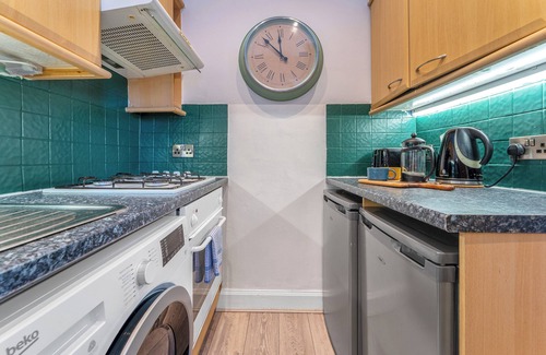 Dalry Apartment | Top Floor Spacious King Size Apartment | City Views | Excellent Transport Links
