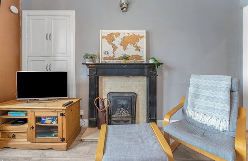 Dalry Apartment | Top Floor Spacious King Size Apartment | City Views | Excellent Transport Links