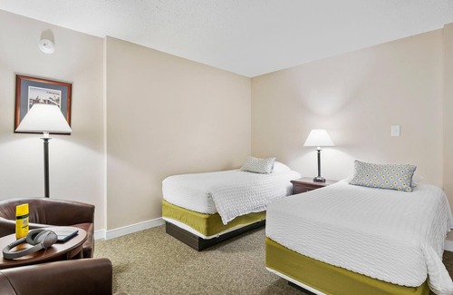 North East Hotel | Panoramic Bay View Suite with Pool and Kitchen Amenities
