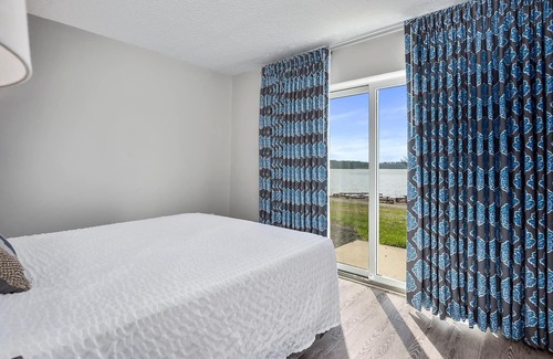 North East Hotel | Inviting Top Floor Standard Suite with Bay View Amenities