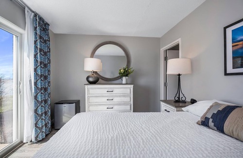 North East Hotel | Inviting Top Floor Standard Suite with Bay View Amenities
