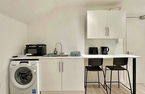 Earlsfield Apartment | Top-floor studio next to station