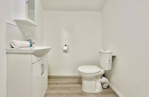 Earlsfield Apartment | Top-floor studio next to station