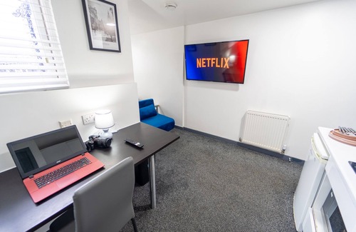 Selly Oak Apartment | Inviting Studio Retreat Near the City with Kitchen Access