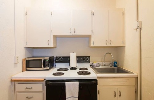 Anniston Apartment | Top Floor Studio in Historic Anniston with Breakfast Included