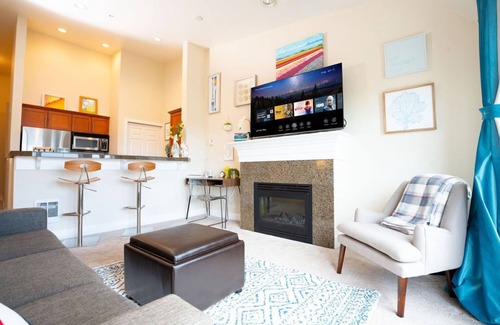 Downtown Seattle Condo | Beautiful Water View Oasis Steps from Space Needle & Cruise