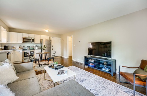 Wyandotte Apartment | Top-Floor Wyandotte Apartment Close to Detroit Riverfront