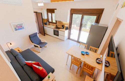 Nikita Apartment | Elegant Top Hill Deluxe Maison & Suite with Sea View