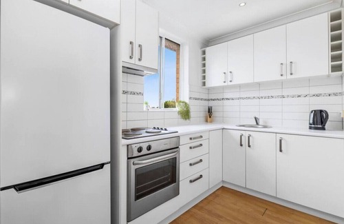 Richmond Apartment | Premier One Bedroom Apartment with MCG Views & Breakfast