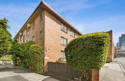 Richmond Apartment | Premier One Bedroom Apartment with MCG Views & Breakfast