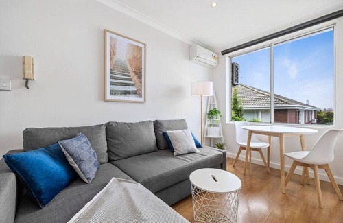 Richmond Apartment | Premier One Bedroom Apartment with MCG Views & Breakfast