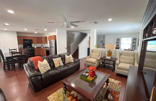 Austin House | Immaculate Two-Story House with Pool and Fast Wi-Fi