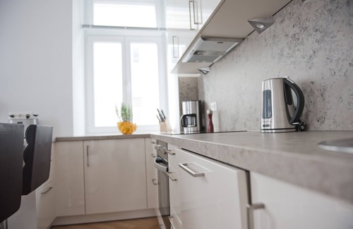 Margareten Apartment | Prime Location: Sunny Apartment with Spa and 2 Bathrooms