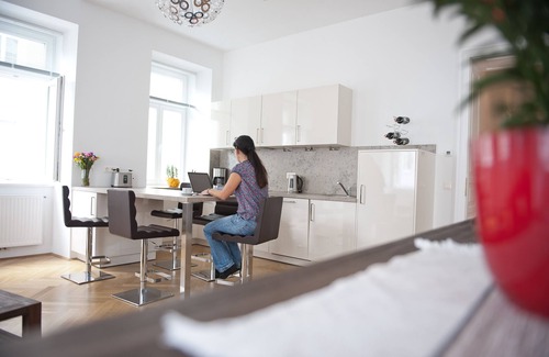 Margareten Apartment | Prime Location: Sunny Apartment with Spa and 2 Bathrooms