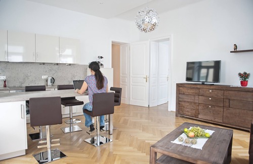 Margareten Apartment | Prime Location: Sunny Apartment with Spa and 2 Bathrooms