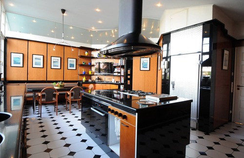 Braunsfeld Villa | Unmatched Comfort at Paladio Villa: Penthouse for 8 in Köln