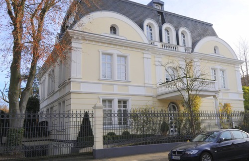 Braunsfeld Villa | Unmatched Comfort at Paladio Villa: Penthouse for 8 in Köln