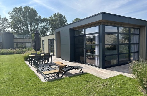 Enkhuizen House | Modern Chalet Meerzeit: Garden Oasis by Ijsselmeer