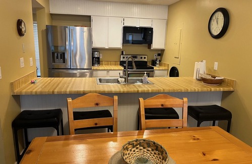 Palmetto Dunes Condo | Pet-Friendly Condo Near the Beach with Pool & Ocean View