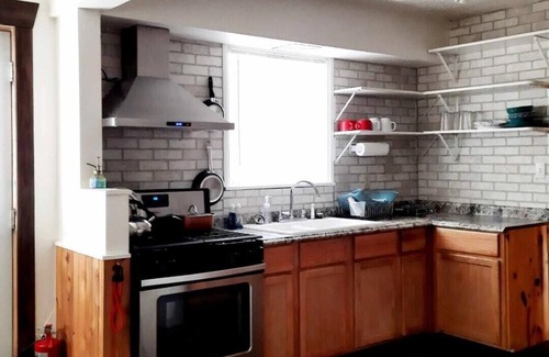 Hill City Apartment | Premier Hill City Retreat - Steps to Dining and Art!