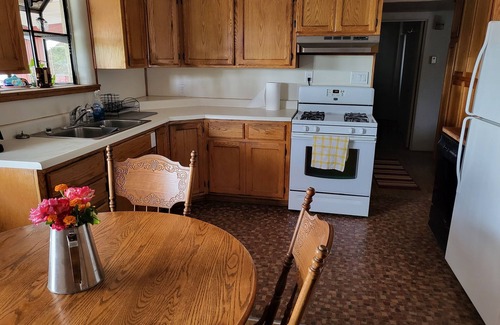 Truth or Consequences House | Convenient Location Near Public Golf Course & Pet Friendly