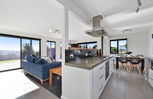Akaroa House | Oceanfront Retreat at Top Of The Bay, Akaroa - 8.8/10 Rating