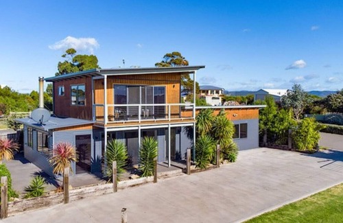 Akaroa House | Oceanfront Retreat at Top Of The Bay, Akaroa - 8.8/10 Rating
