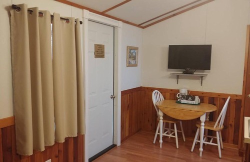Boerne Cabin | Explore Top of the Hill RV Resort & Cabins with Pool Access