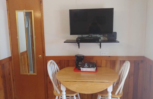 Boerne Cabin | Explore Top of the Hill RV Resort & Cabins with Pool Access