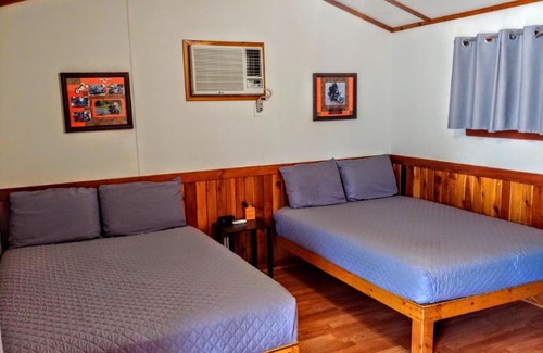Boerne Cabin | Explore Top of the Hill RV Resort & Cabins with Pool Access