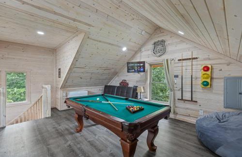 Cleveland House | Premier Treehouse Retreat Near Helen, Georgia with Hot Tub